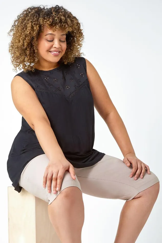 Natural Curve Knee Length Elastic Waist Shorts Women Roman Trousers