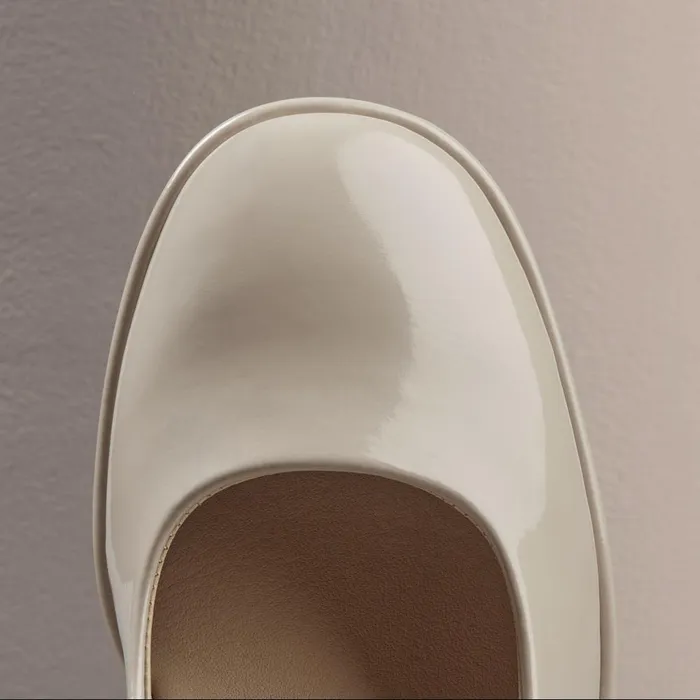 Zoya 85 Court Sand Patent Women Clarks Heels and Pumps