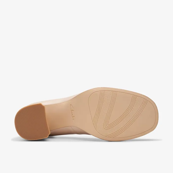 Zoya 85 Court Sand Patent Women Clarks Heels and Pumps